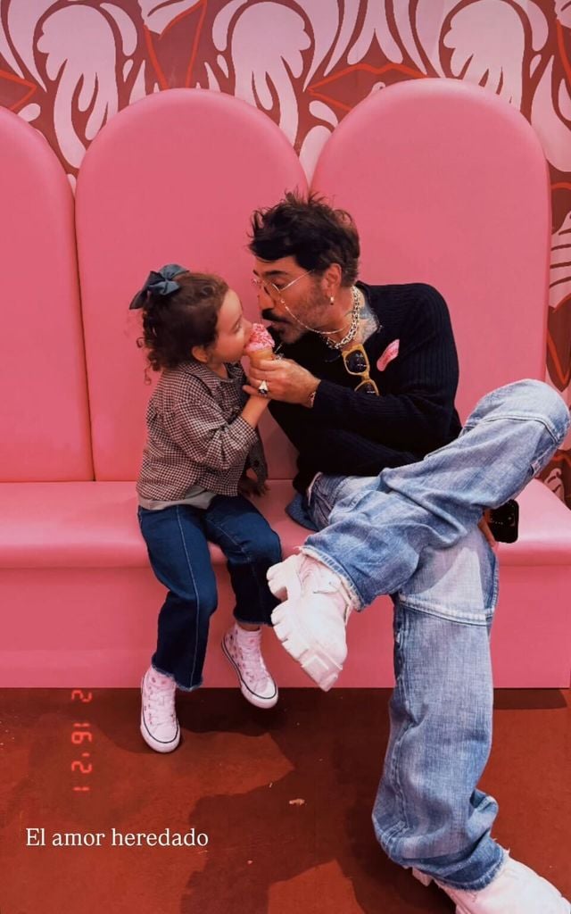 Alejandro Fernández y su nieta Cayetana