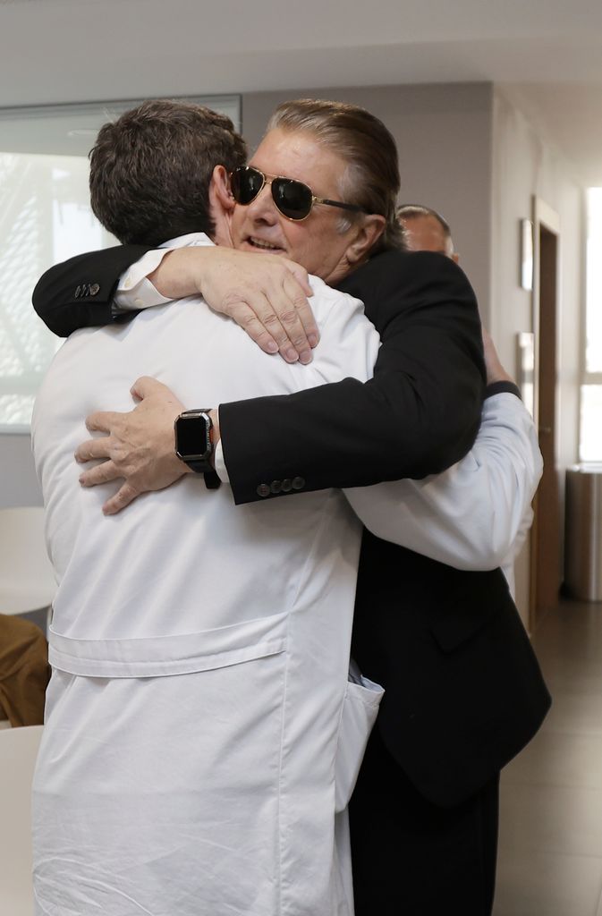 El cantante Francisco se abraza al equipo médico tras recibir el alta