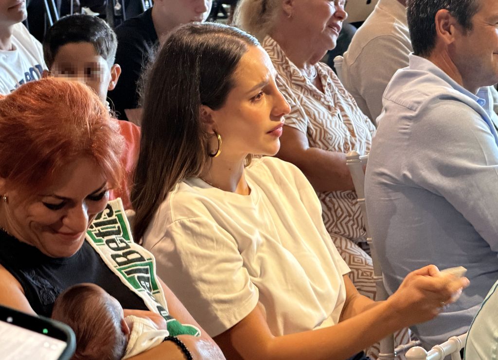 Luna Serrat, emocionada en la presentación de Dani Ceballos en el Betis