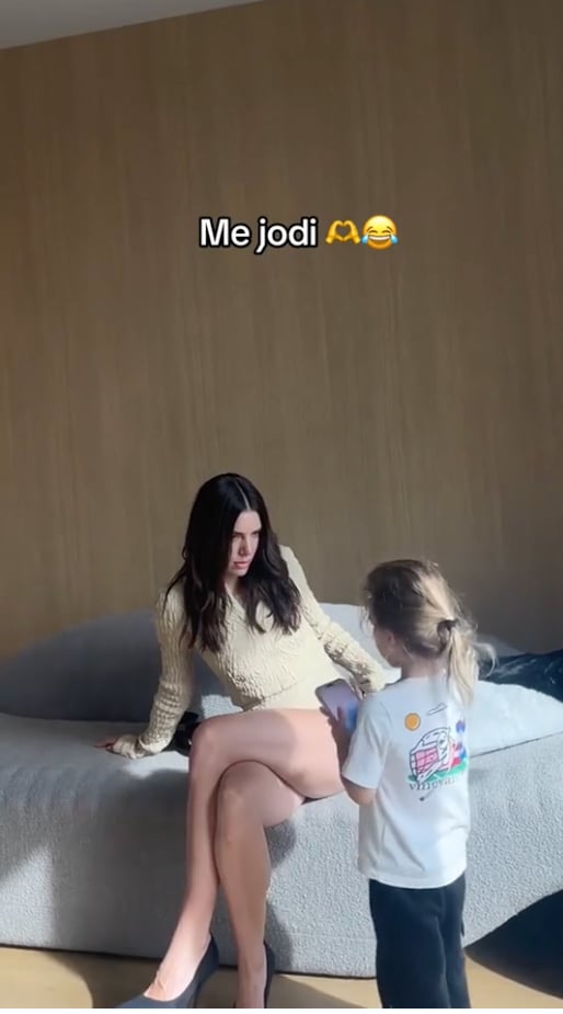 El tierno momento en que Río le reclama por teléfono a su papá que su madre, Valentina Ferrer, no lleva puesta mucha ropa