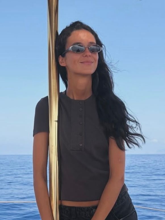 Victoria Federica de vacaciones en barco con un look urbano, 2026.