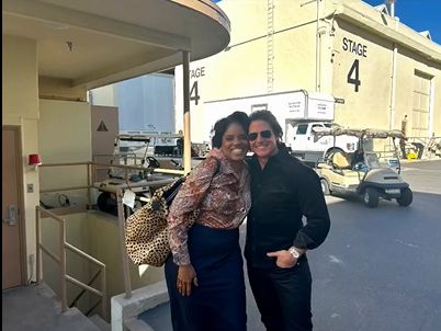 Tyla Abercrumbie durante la visita de Tom Cruise al rodaje de 'NCIS: Origins'