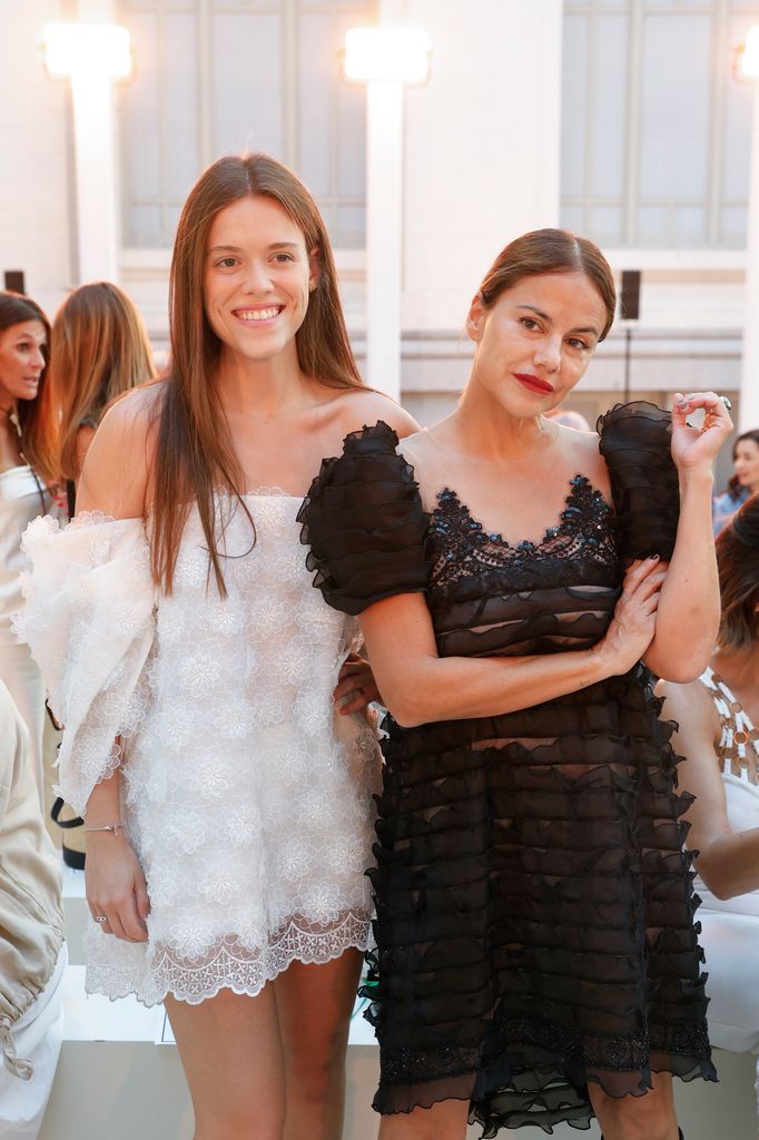 Luna Lozano y su madre, Monica Hoyos, en el desfile de Hannibal Laguna en la Mercedes-Benz Fashion Week Madrid