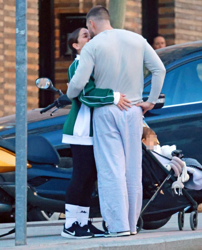 Anabel Pantoja y David Rodríguez paseando con su hija por Madrid