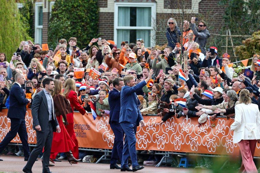 El baño de masas de los reyes de Holanda y sus hijos al llegar a Dokkum