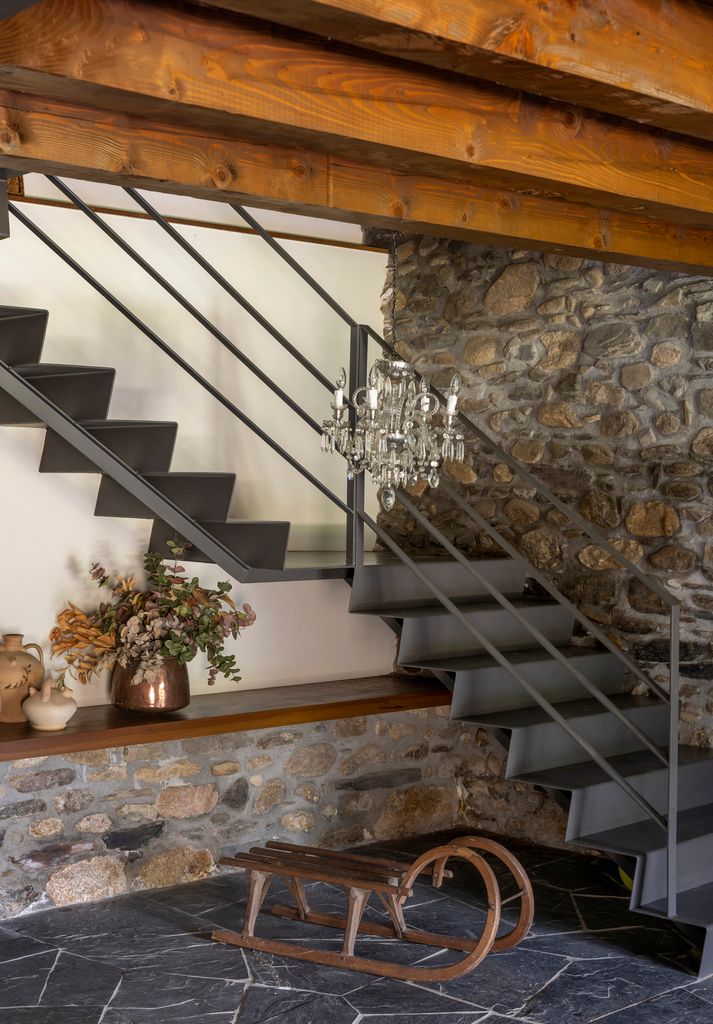 Escalera metálica en una casa de montaña en la Cerdaña