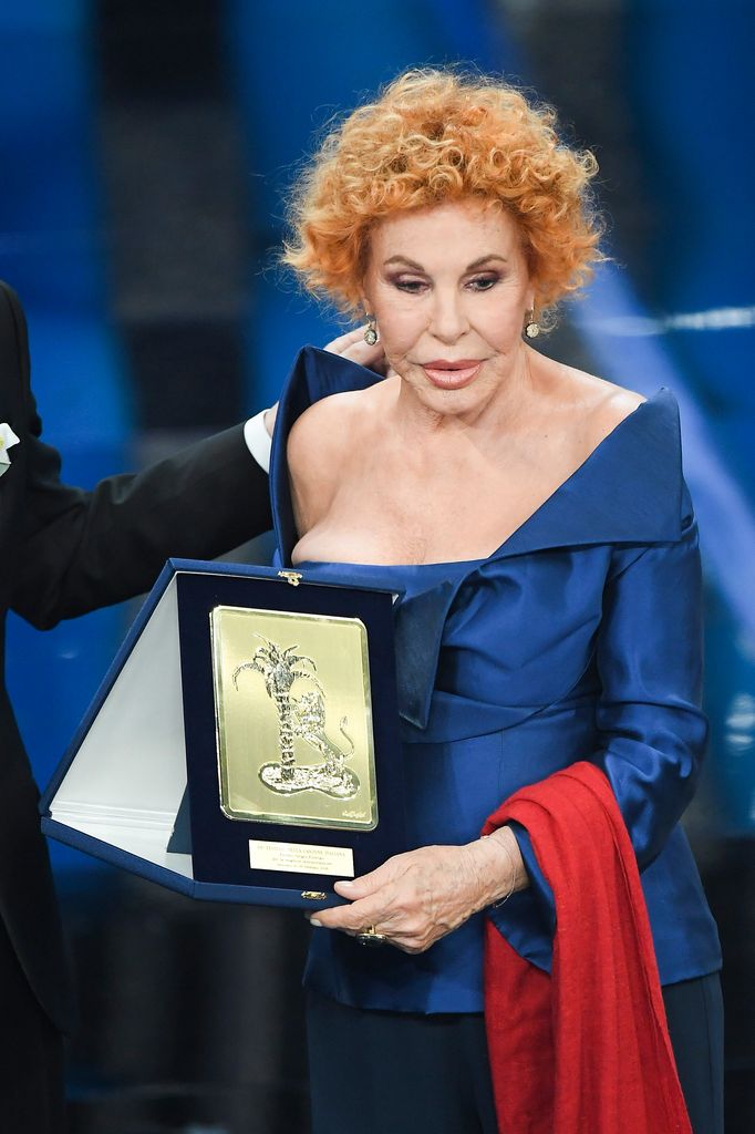 Ornella Vanoni recibiendo un premio