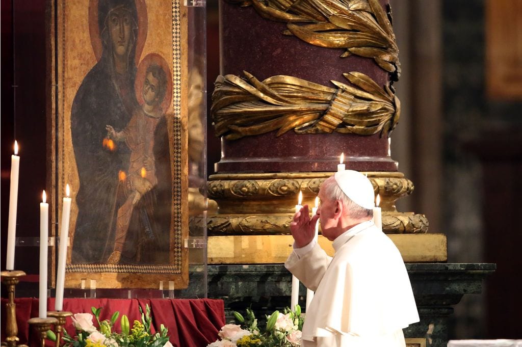 El papa Francisco rezando el rosario