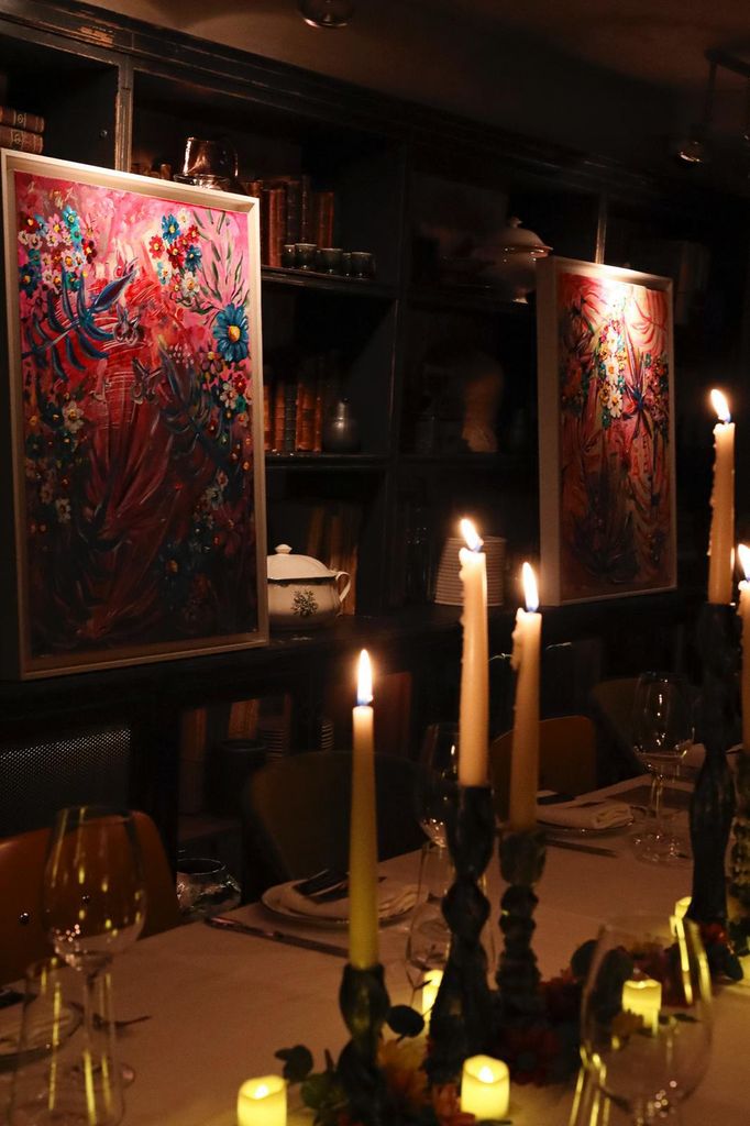 Algunos de los cuadros de Aldo Comas que decoraban el restaurante