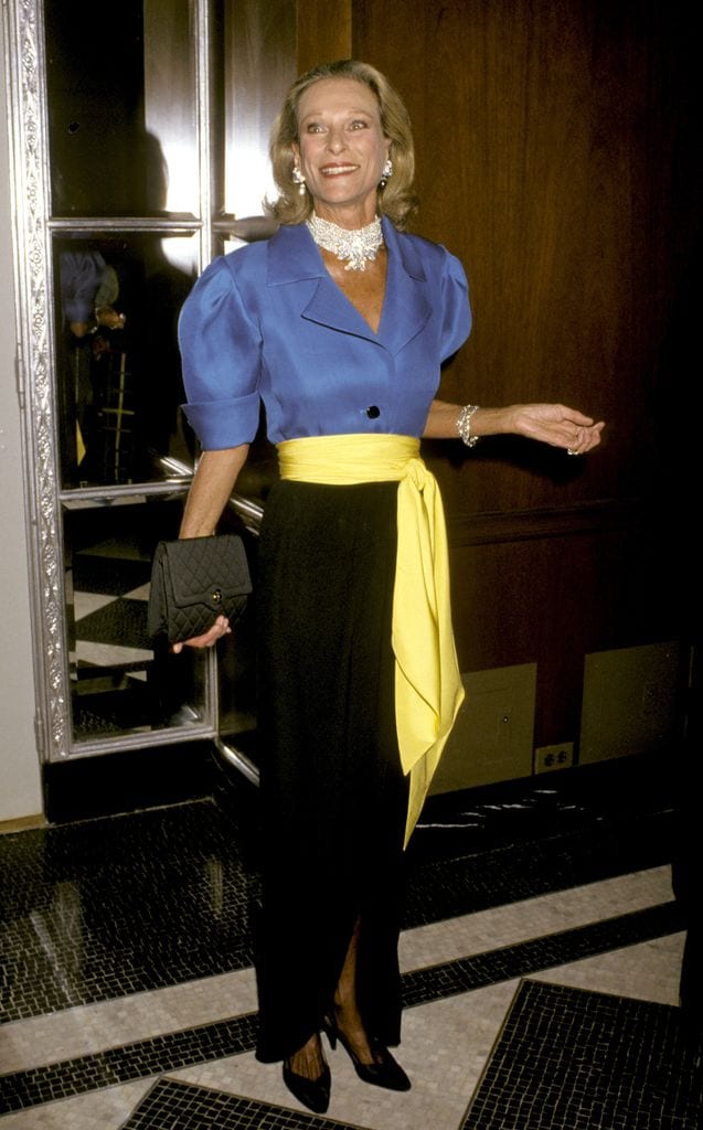 Nan Kempner fajin amarillo camisa azul