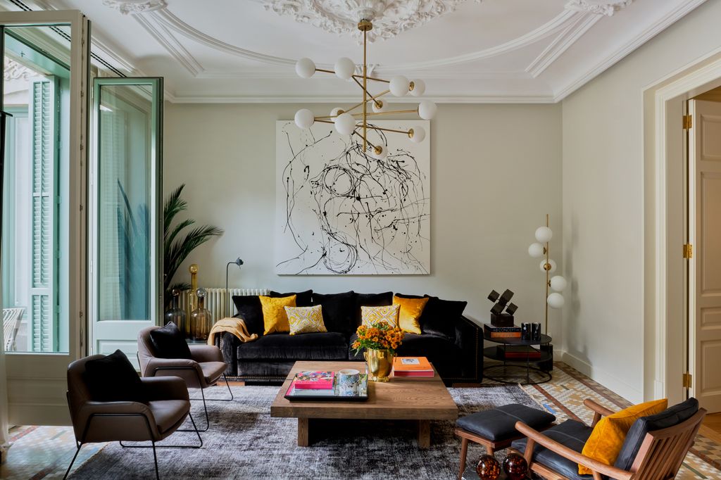 Salón con lámpara escultural.