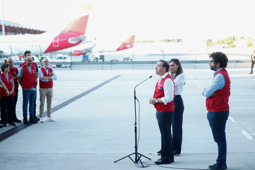 La reina Letizia despide al equipo de emergencias que viaja a Venezuela, en el aeropuerto de Barajas, el 1 de julio de 2026