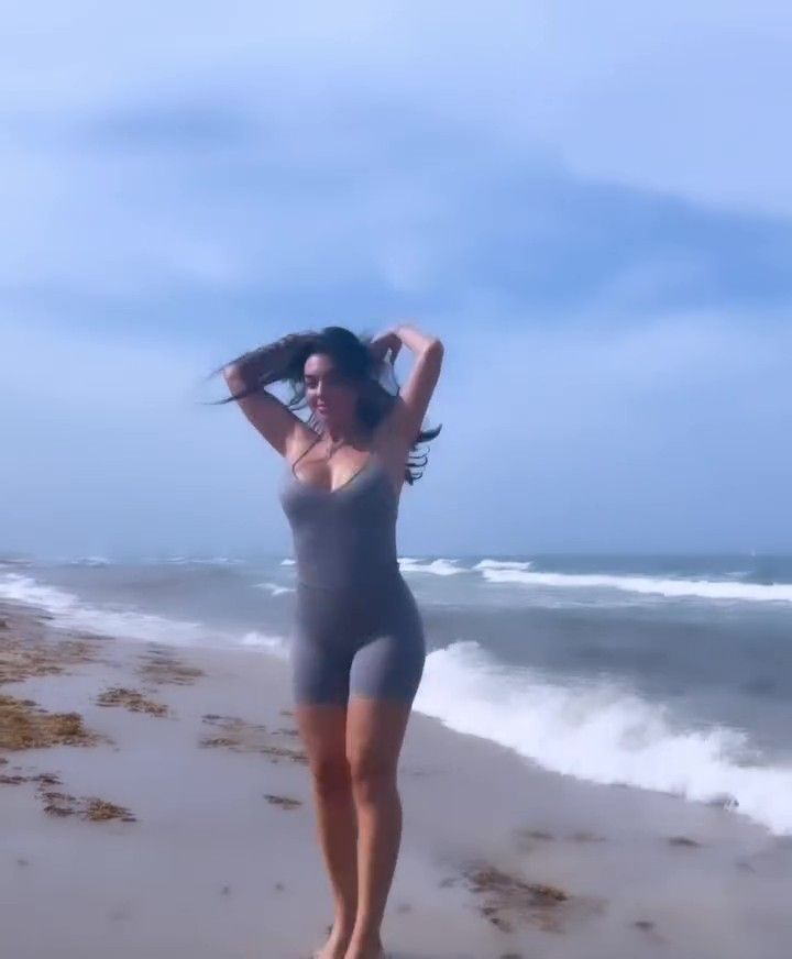 Georgina presumió sus curvas en un favorecedor body gris.