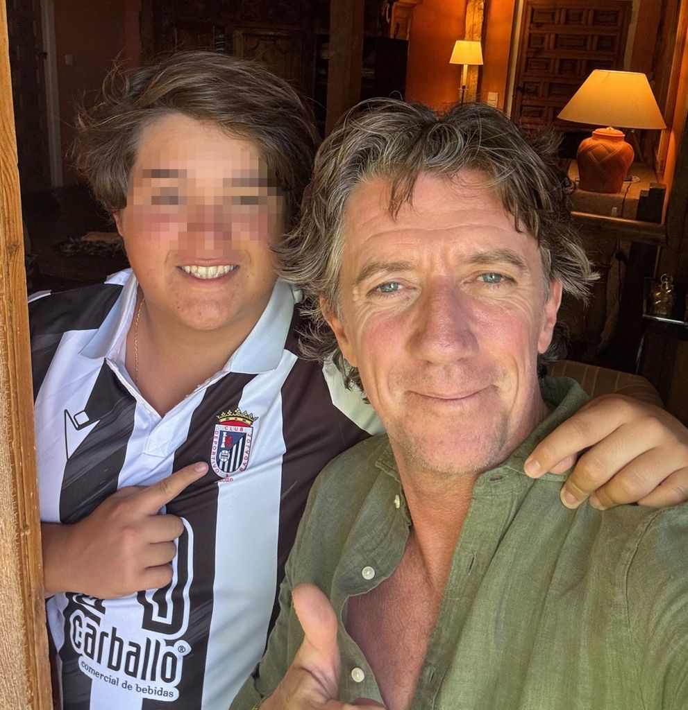 Nico, hijo de Colate y Paulina Rubio, con la equipación del Club Deportivo Badajoz