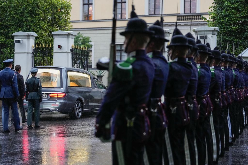 La llegada del coche fúnebre al Palacio Real de Oslo