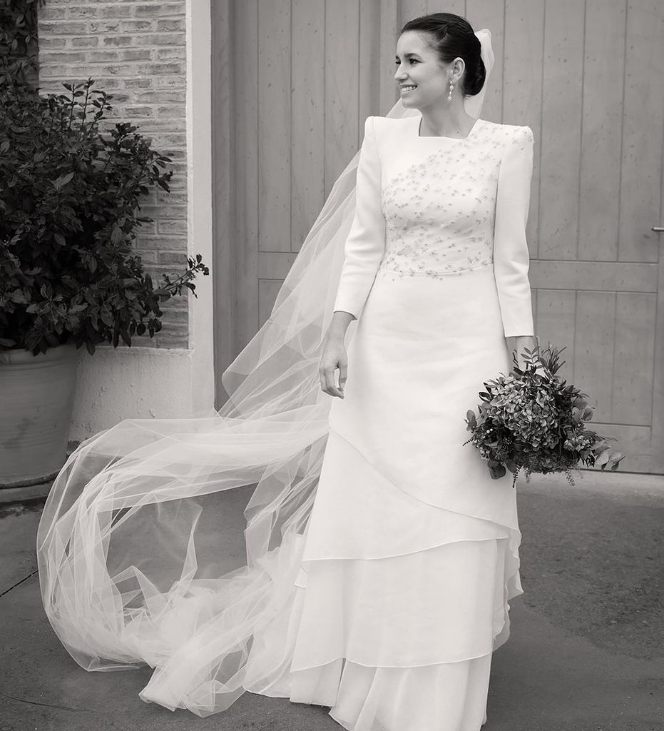 Novias con hombreras y bordados