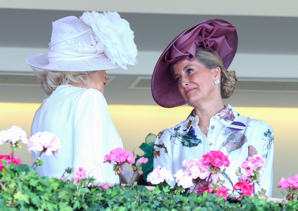 La reina Camilla con la duquesa Sophie en las carreras de Ascot en junio de 2024