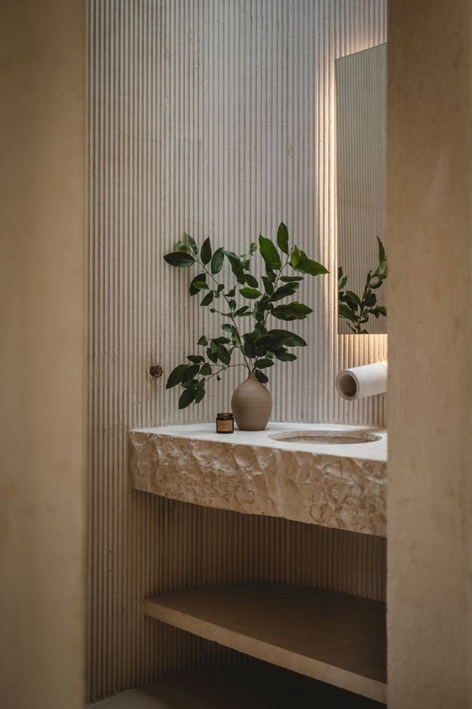 Baño con lavabo de piedra