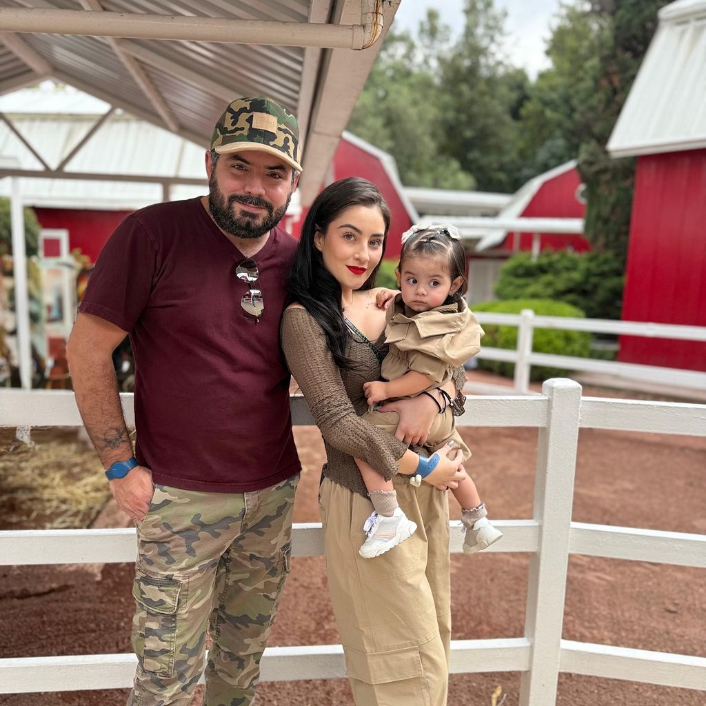 José Eduardo Derbez y Paola Dalay llevaron a su hija Tessa a una granja en la Ciudad de México.