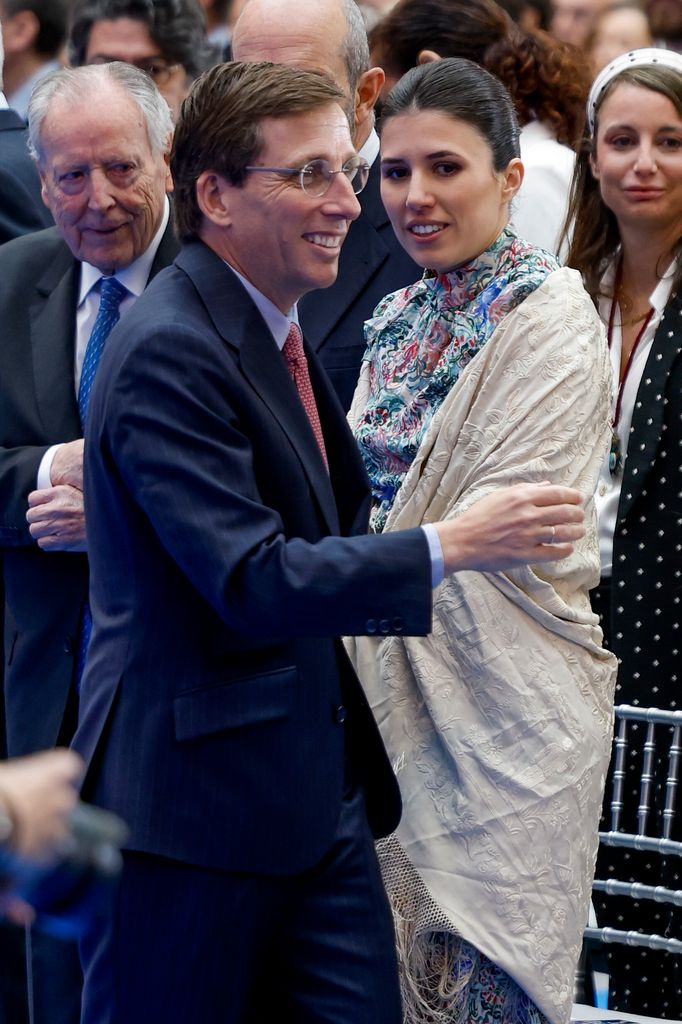 Teresa Urquijo con mantón de Manila en San Isidro junto a José Luis Martínez Almeida, 2026.