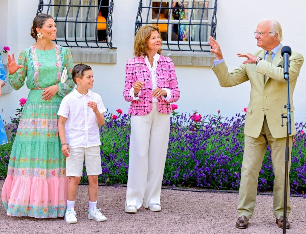 Carlos Gustavo de Suecia bailando en el 48 cumpleaños de su hija Victoria