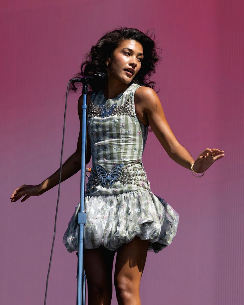 Olivia Dean con vestido corto.