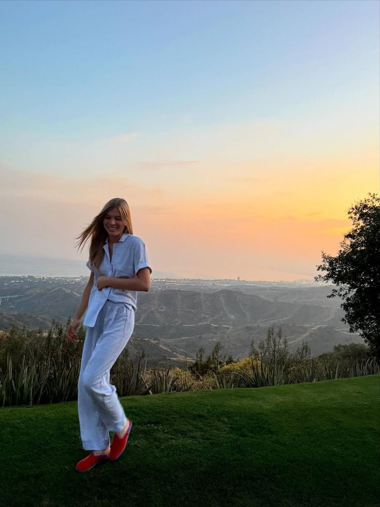 Cristina Iglesias disfruta de una puesta de sol en Marbella