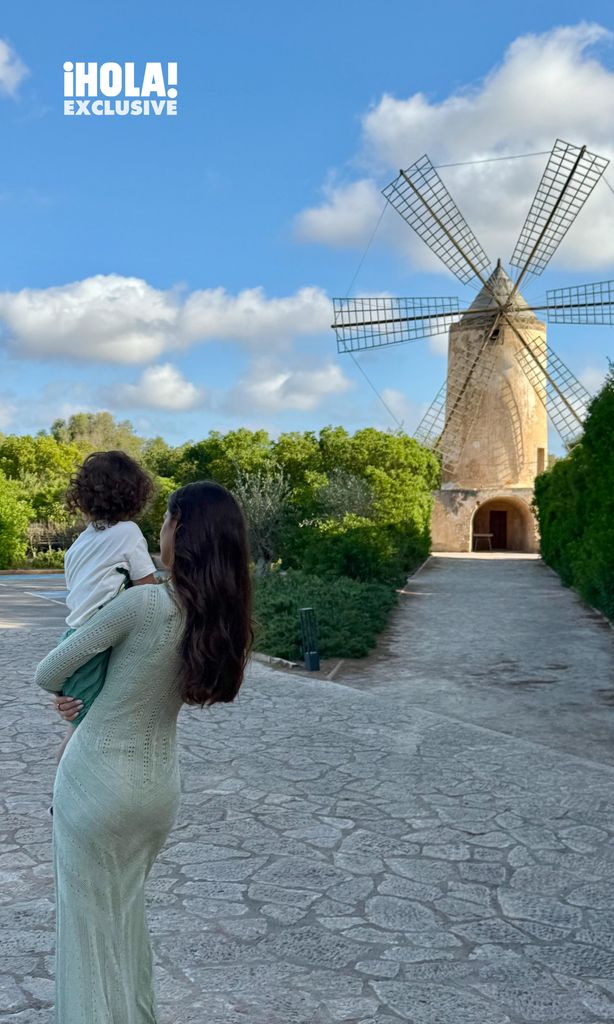Nadia Ferreira con Marquito en sus brazos, conociendo el mundo.