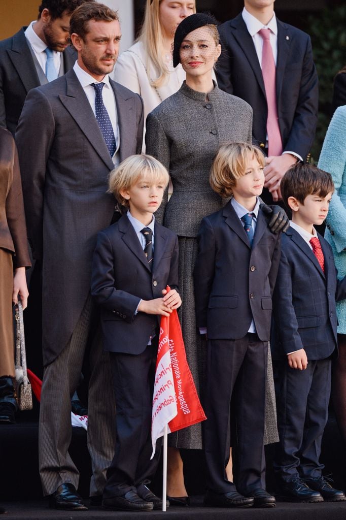 Plano entero de Pierre Casiraghi con Beatrice Borromeo y sus hijos posando para una foto