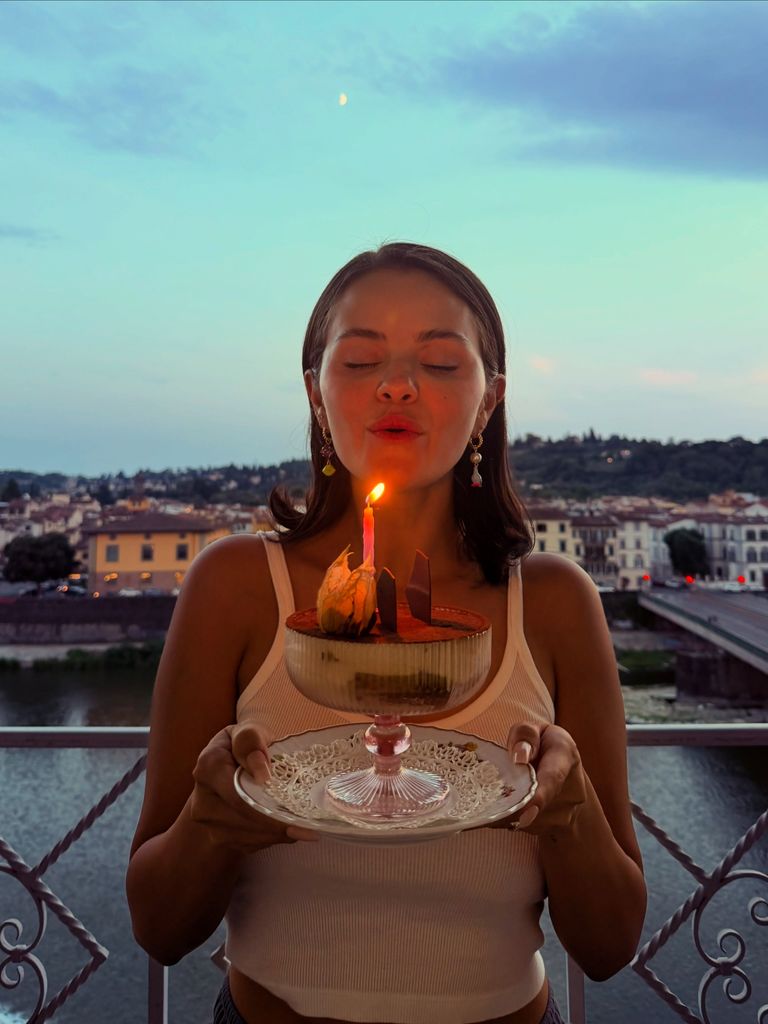 Selena Gómez apagando la vela de su pastel. 