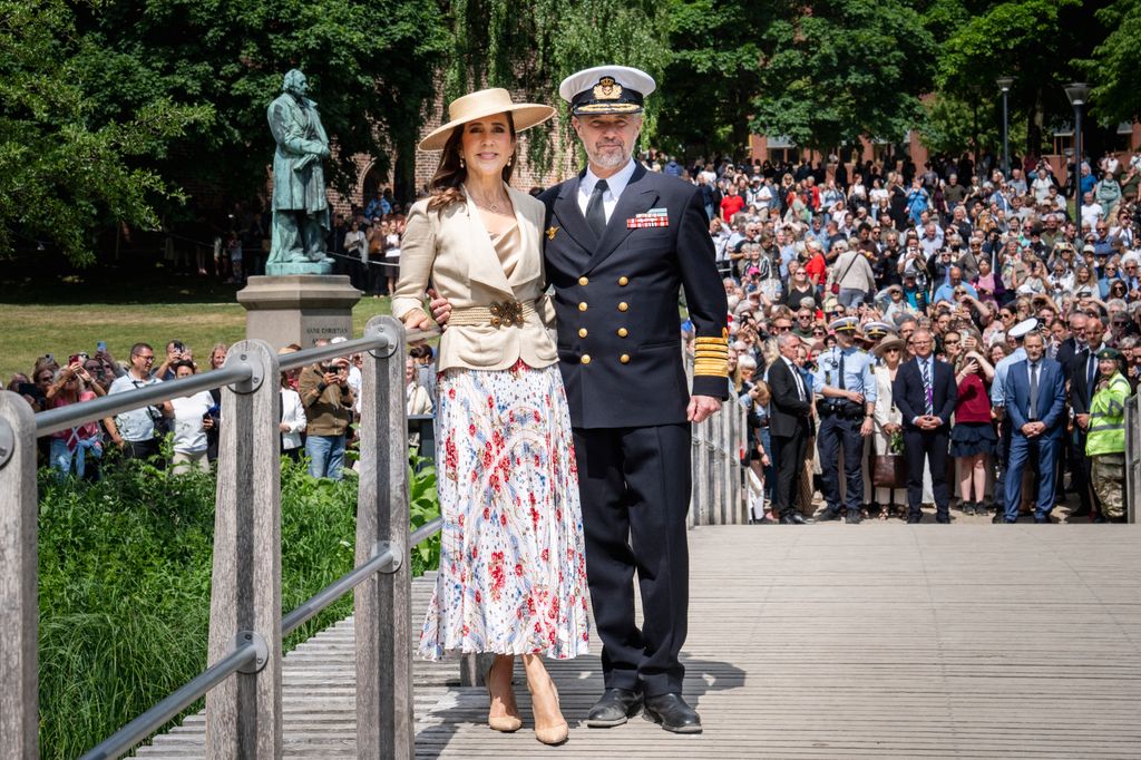 Mary de Dinamarca arranca su gira de verano con un look de sombrero y cinturón y falda de flores