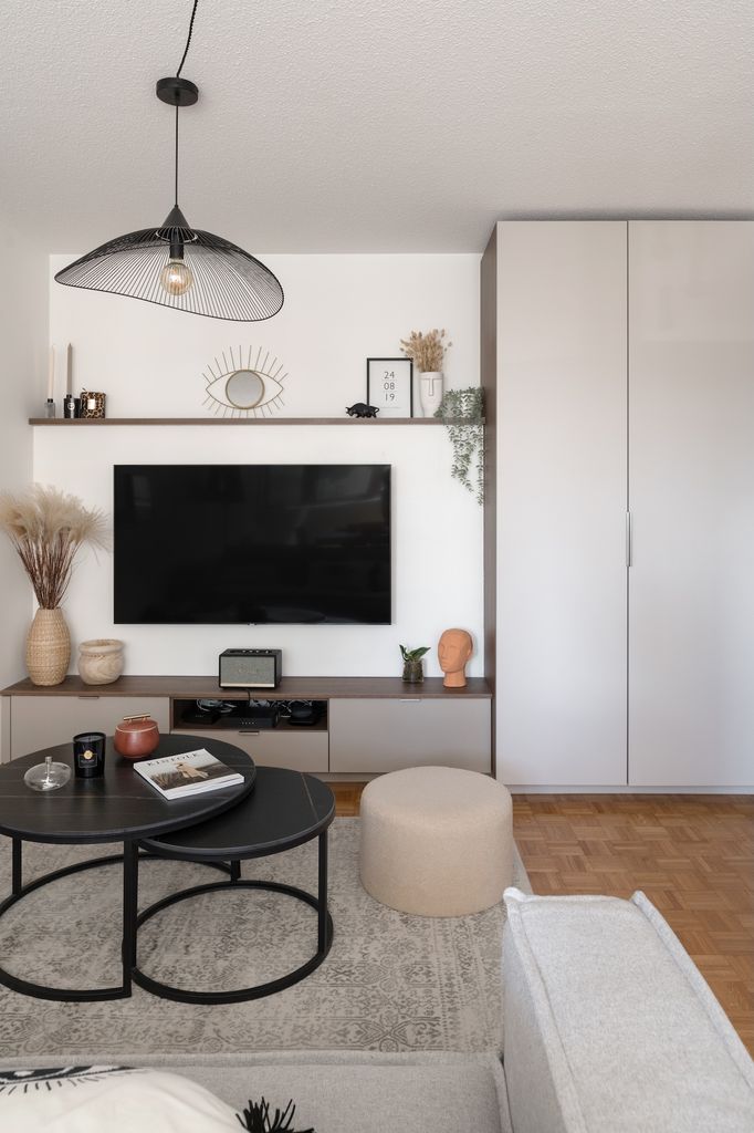 Salón con mueble hasya el techo. 