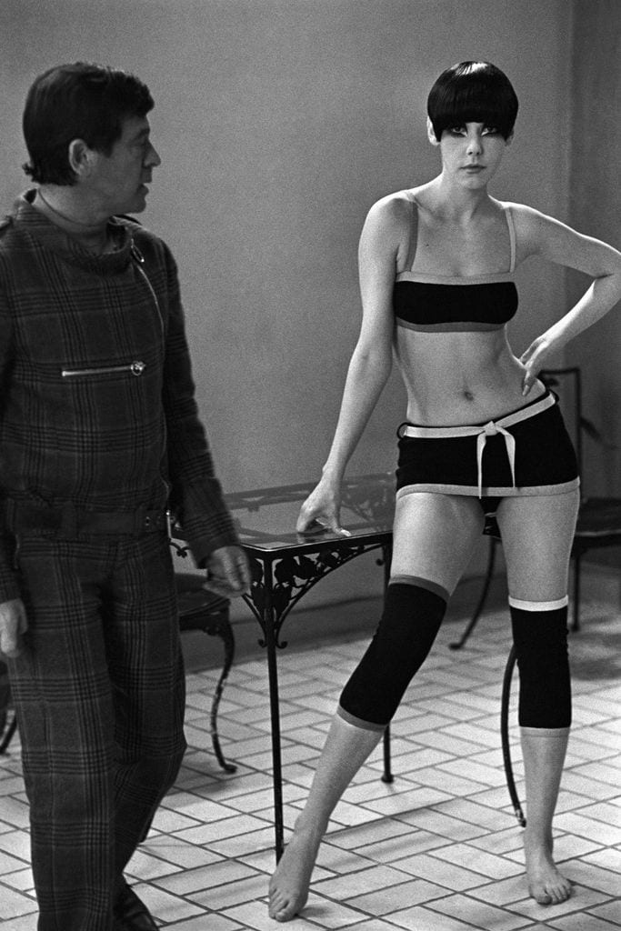 Peggy Moffitt posa junto al diseñador Rudi Gernreich con una de sus propuestas para Primavera/Verano 1968.