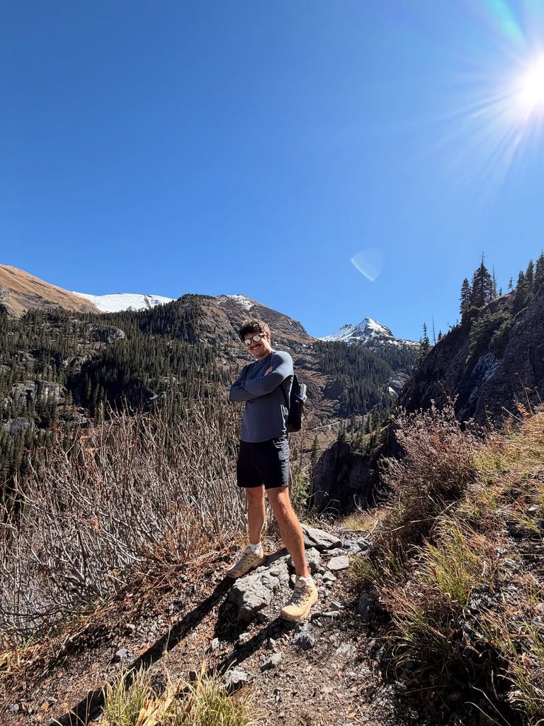 Se trata de una práctica que puedes hacer en todas las superficies, desde concreto hasta en cerros tipo 'hike'.
