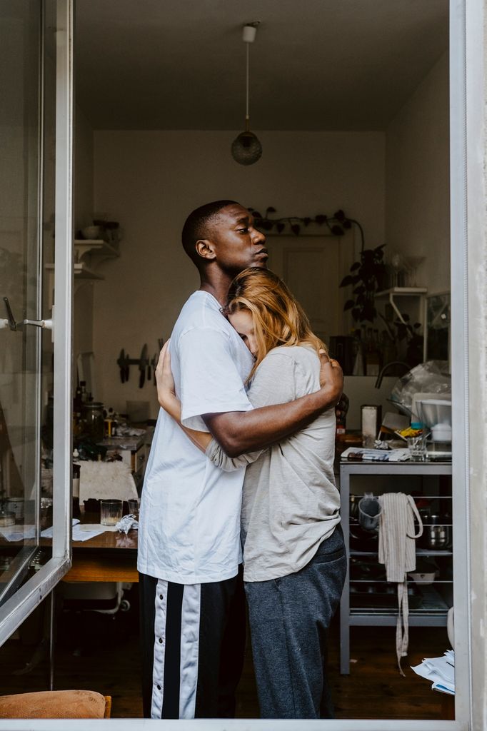 pareja abrazo