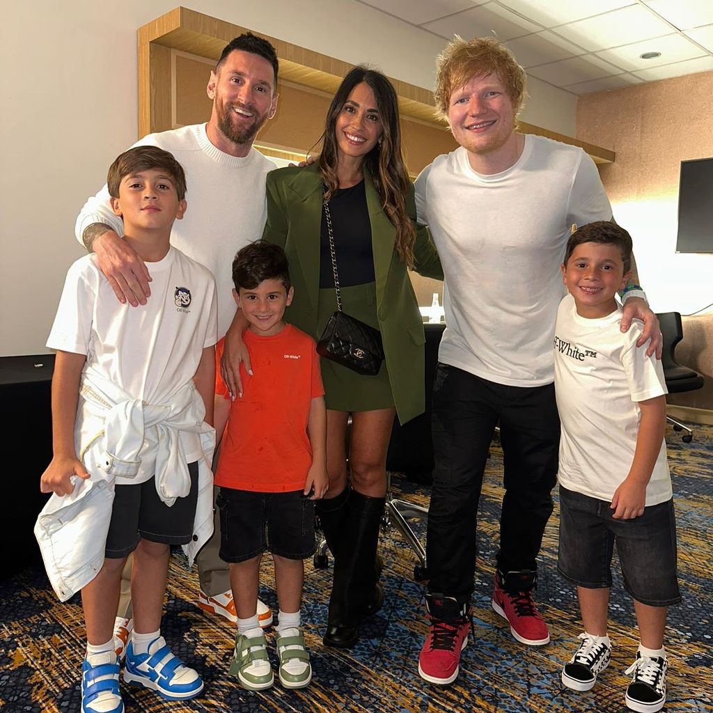 Leo Messi y su familia con Ed Sheeran
