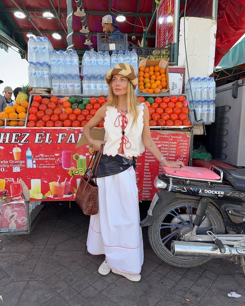 El truco de estilo de Victoria Federica con pañuelo estampado a la cintura