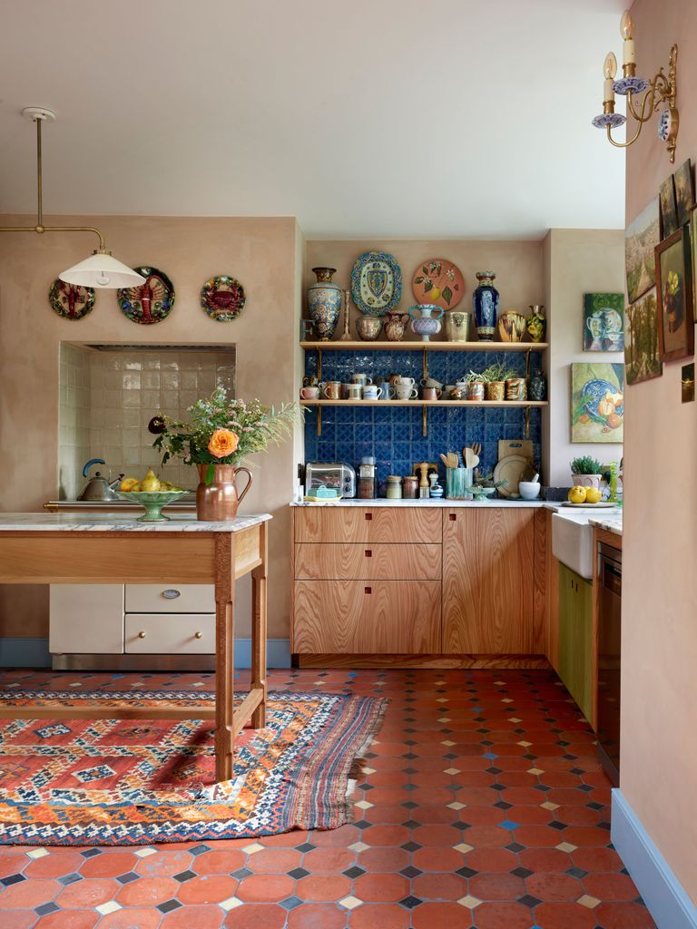 Cocina con muebles de madera y azulejos azules