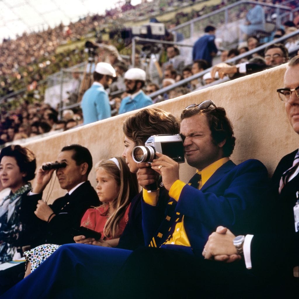 El entonces príncipe Carlos Gustavo de Suecia -que se convertiría en rey al año siguiente, junto a la reina Sofía y la infanta Elena en los Juegos Olímpicos de Munich de 1972, una competición que terminó marcada por la tragedia debido al atentado terrorista que se produjo el décimo día de la competición en la Villa Olímpica