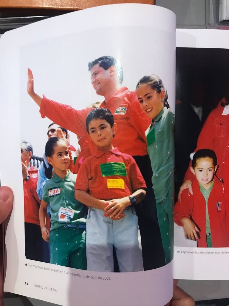 Enrique Peña Nieto y sus hijos durante su campaña para Gobernador del Estado de México.