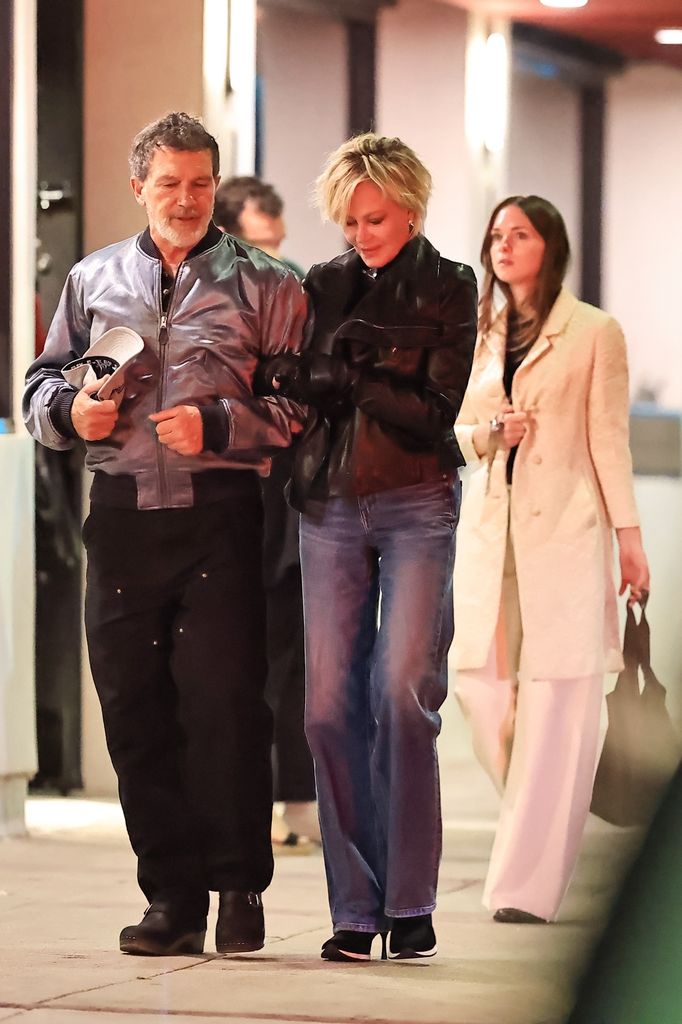 Antonio Banderas y Melanie Griffith caminaban tomados del brazo mientras Stella y Alex los seguían.