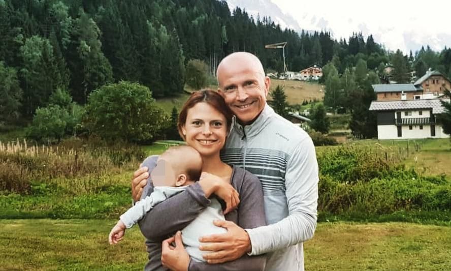 Natalia Mastrota con su hijo y su marido