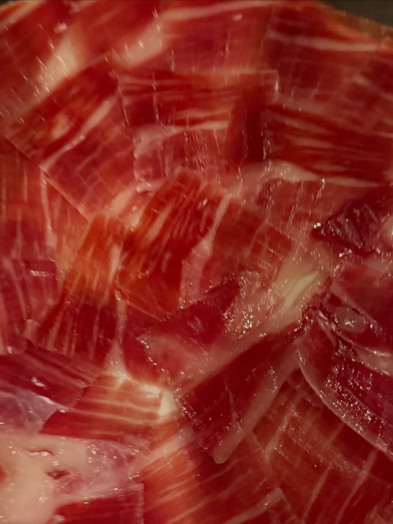 En esta cena romántica no podía faltar un buen plato de jamón