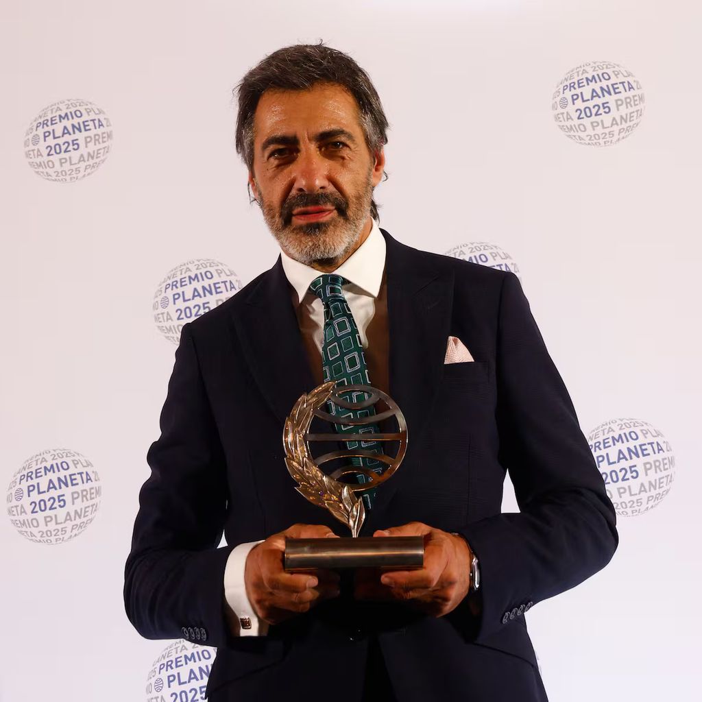 Juan del Val posa con el Premio Planeta