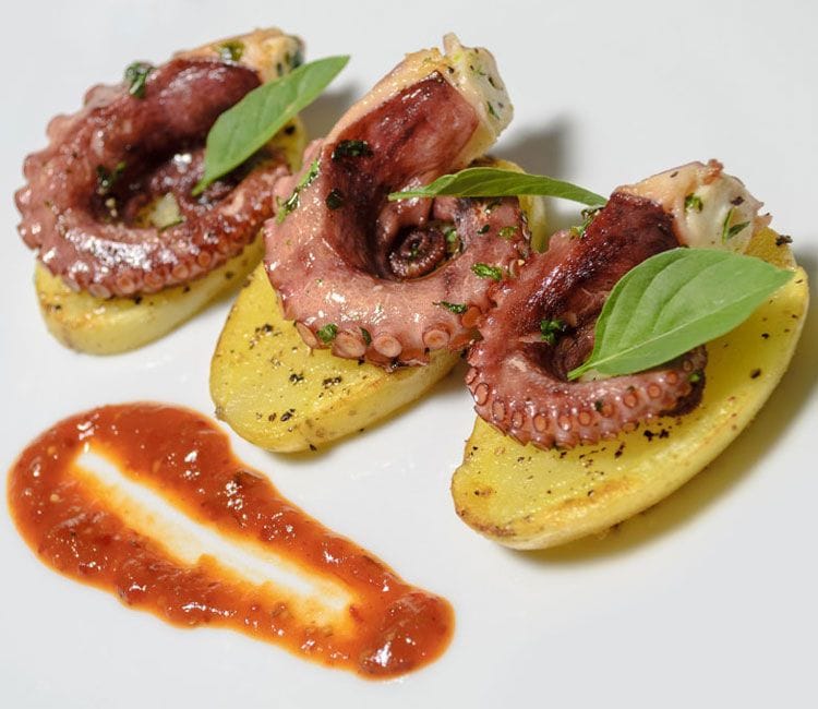 Pulpo con papas y salsa de mojo rojo