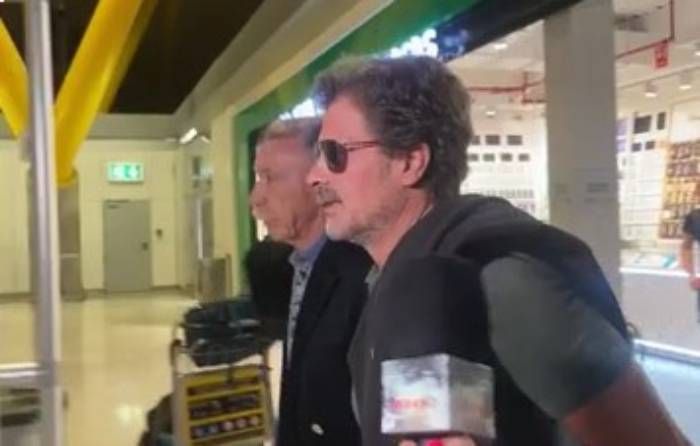 Rodolfo Sancho en el aeropuerto antes de viajar a Tailandia