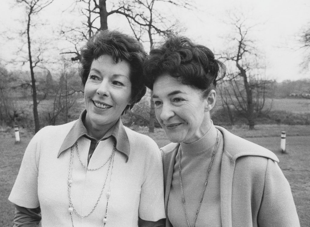 Las actrices Anne Cullen (izquierda) y Patricia Greene, fotografiadas para Radio Times en relación con la radionovela de BBC Radio 4 'The Archers', en marzo de 1975