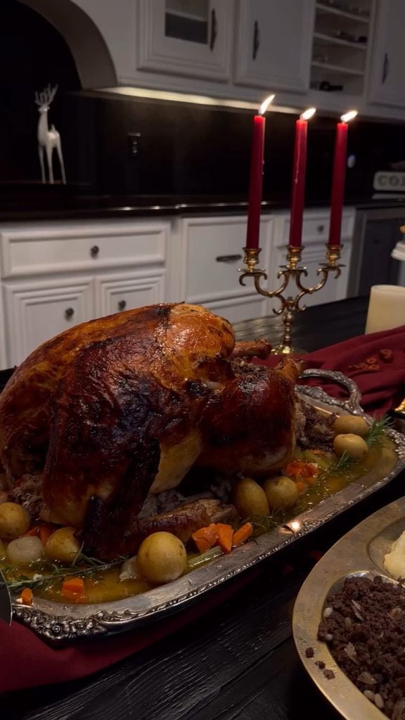 Ángela Aguilar mostró el tradicional pavo de su cena