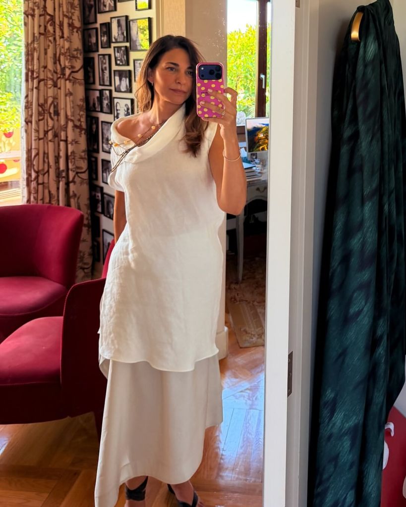 Mariló Montero comparte sus looks de verano antes de las vacaciones: conjuntos blancos de lino, vestidos cómodos y faldas asimétricas