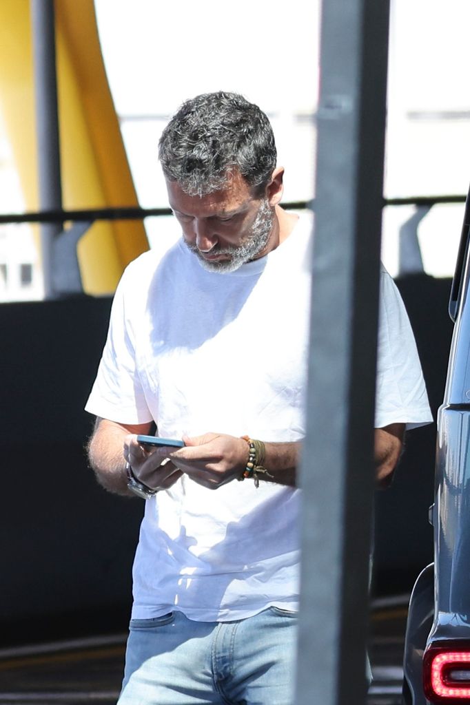 El empresario canario, mirando su móvil